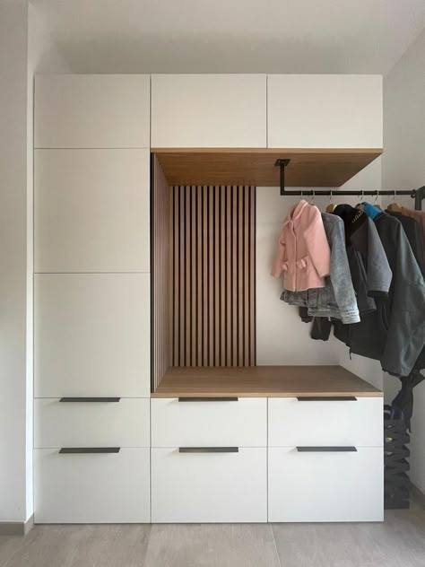 Ikea-Hack mit "Bestå": Minimalistische Garderobe Ikea Hall, Ikea Hack Bench, Ikea Hack Besta, Homemade Outdoor Furniture, Ikea Bestå Hack, Alcove Storage, Besta Ikea, Ikea Hallway, Diy Storage Rack