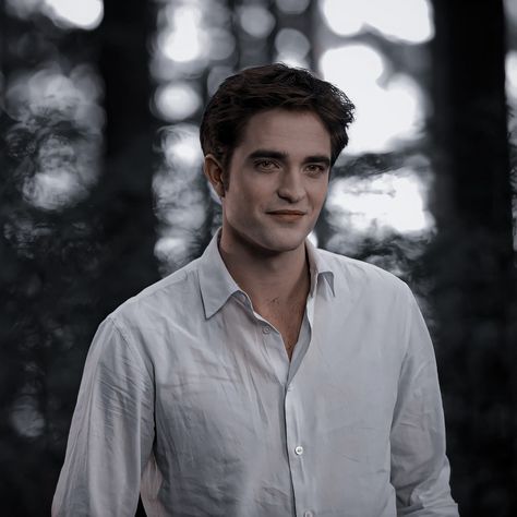 Edward From Twilight, Edward Cullen Aesthetic, Twilight Cullens, Cullen Aesthetic, Edward Cullen Robert Pattinson, Twilight Vibes, Twilight Saga New Moon, Twilight Aesthetic, Robert Pattinson Twilight