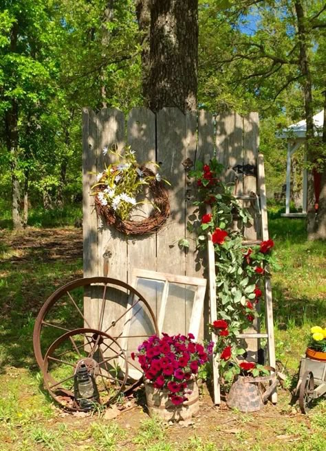 Junk Garden, Garden Decoration Ideas, Outdoor Decor Ideas, Garden Junk, Front Yard Garden Design, Homes Modern, Garden Decor Projects, Vintage Garden Decor, Outside Decor