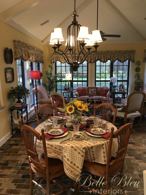 French Country Dining Room Ideas, Country Dining Room Ideas, French Country Decorating Ideas, French Country Tables, Country Dining Room, Country Living Room Design, Toile Curtains, Tablescapes Autumn, French Style Chairs