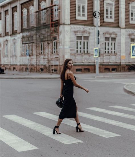 Dress Street Photoshoot, City Dress Photoshoot, Street Photography Poses Women Dress, Middle Of The Street Photoshoot, Classy Photoshoot Poses, City Photoshoot Woman, City Photoshoot Poses, Candid Street Photography, City Poses Instagram