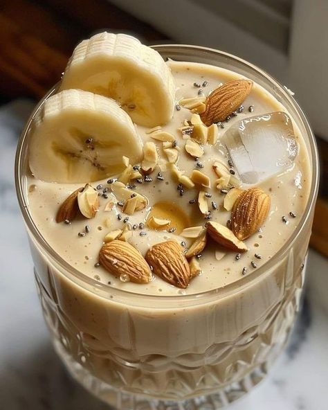 Smoothie With Honey, Banana Avocado Smoothie, Decadent Chocolate Desserts, Nutritious Smoothies, Avocado Smoothie, Raw Almonds, Ripe Avocado, Smoothie Shakes, No Carb Diet