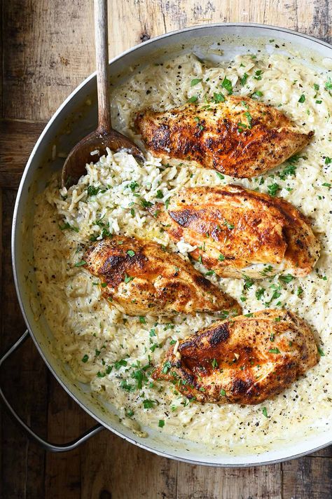 one pot creamy chicken and rice Serving Dumplings, Macros Recipes, Chicken And Rice Recipes, Healthyish Recipes, Panini Recipes Chicken, Indulgent Recipes, Complete Meals, Chicken Fillets, Boiled Chicken Breast