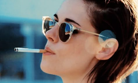 She starred in several indie films in 2016, but she has always been the star of our hearts. | A Definitive List Of The Badass Queer Women You Crushed On In 2016 Kristen Stewart Gif, Kristin Stewart, Kristen Stewart Style, One Shot, Mirrored Sunglasses Women, Kristen Stewart, Girl Crush, Rolling Stones, American Actress