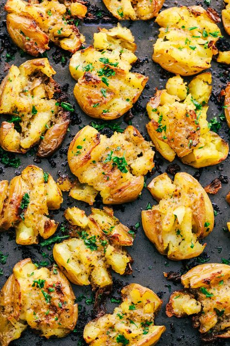 https://therecipecritic.com/2017/11/garlic-ranch-smashed-potatoes/ Ranch Baby Potatoes, Ranch Smashed Potatoes, Garlic Ranch, Smashed Potatoes Recipe, Potato Appetizers, Mini Potatoes, Lemon Potatoes, Ranch Recipe, Recipe Critic