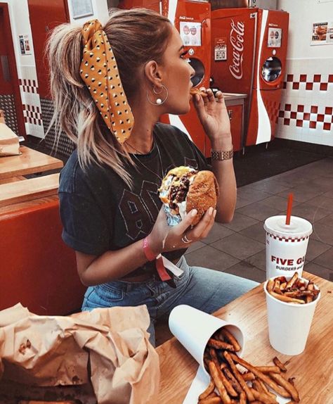 Food Photoshoot, Photographie Portrait Inspiration, Inspiration Instagram, Food Restaurant, Fast Food Restaurant, Instagram Pose, Instagram Photo Inspiration, Instagram Food, Instagram Inspo