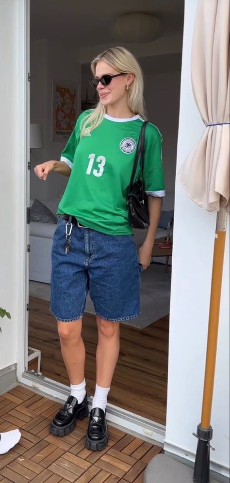 Blockcore Girl Outfit, Jort Outfit Girl, Bloke Core Outfits Woman, Green Jersey Outfit, Blokecore Women, Jersey Outfit Aesthetic, Baggy Shirt Outfit, Jorts Women, Contrast Outfit