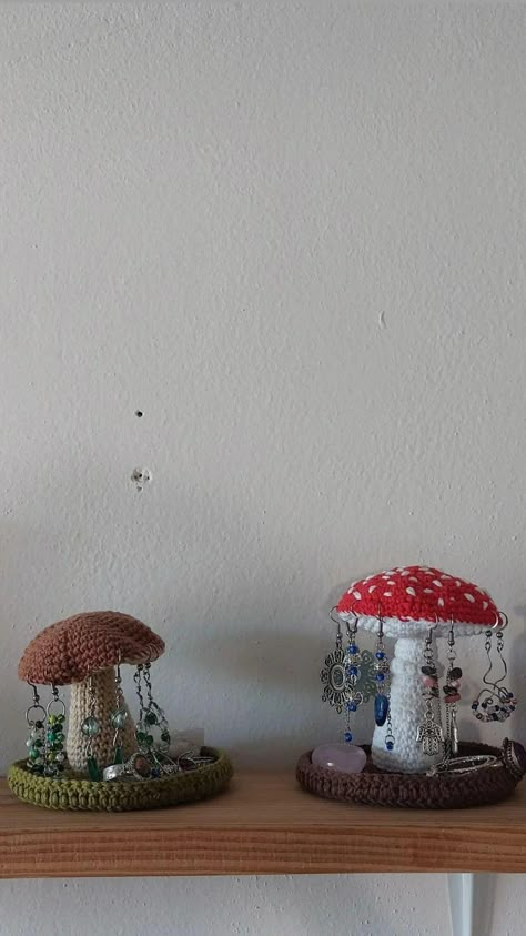 Crochet Ideas Practical, Crochet Practical Gifts, Crocheted Earring Holder, Mushroom Crochet Ideas, Practical Diy Gifts, Crochet Knick Knacks, Crochet Mushroom Jewelry Holder Pattern Free, Crochet Earrings Holder, Crochet Display