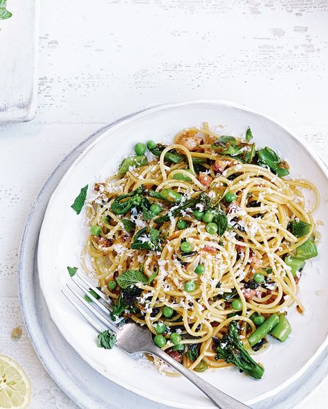 There's no weeknight dinner more comforting than creamy, cheesy carbonara. We've added fresh mint, peas and broccoli to give this Italian classic a summery twist. Vegetable Carbonara, Healthy Carbonara Recipe, Veggie Carbonara, Best Carbonara Recipe, Mint Peas, Healthy Carbonara, Best Carbonara, Vegetarian Carbonara, Carbonara Recipes