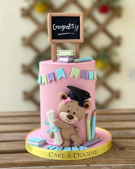 Kindergarten Graduation Cake, Wedding Cake Chic, Graduation Cake Designs, Congratulations Cake, Fairy Birthday Cake, Teacher Cakes, Deco Pastel, 40th Birthday Party Decorations, School Cake