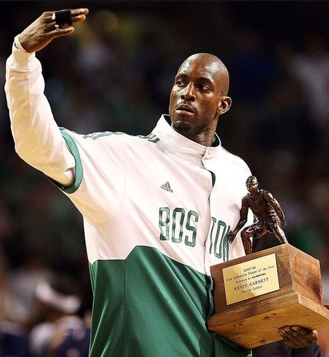 Junkture Magazine on Instagram: “The Celtics’ Kevin Garnett signals for his teammates to join him as he accepts his Defensive Player of the Year Award prior to Game Two of…” Kevin Garnett, Kia Motors, All Nba Teams, Boston Sports, Minnesota Timberwolves, Nba Teams, Rally Car, Week 1, Boston Celtics