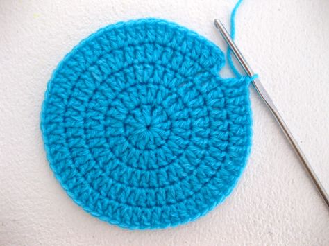 IMG_5168 Invisible Join, Crochet In The Round, Diy Tricot, Crochet Circle, Round Crochet, Seamless Knitting, شال كروشيه, Crochet Circles, Crochet Collection