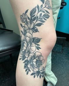 Flower Tattoos Around Knee, Peony On Knee Tattoo, Around The Knee Floral Tattoo, Classy Leg Tattoos For Women, Floral Tattoo Around Knee, Under Knee Floral Tattoo, Floral Knee Wrap Tattoo, Upper Thigh Flower Tattoo, Flower Tattoo Above Knee