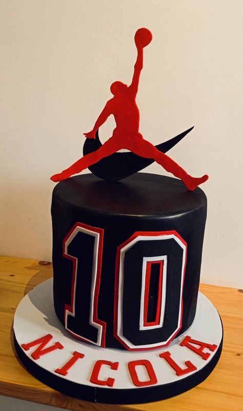 Basketball Shoe Cake, Nike Jordan Cake, Nike Cake Ideas Birthdays, Air Jordan Birthday Cake, Nike Birthday Cake, Quran Cake, Basketball Torte, Jordan Birthday Cake, Air Jordan Cake