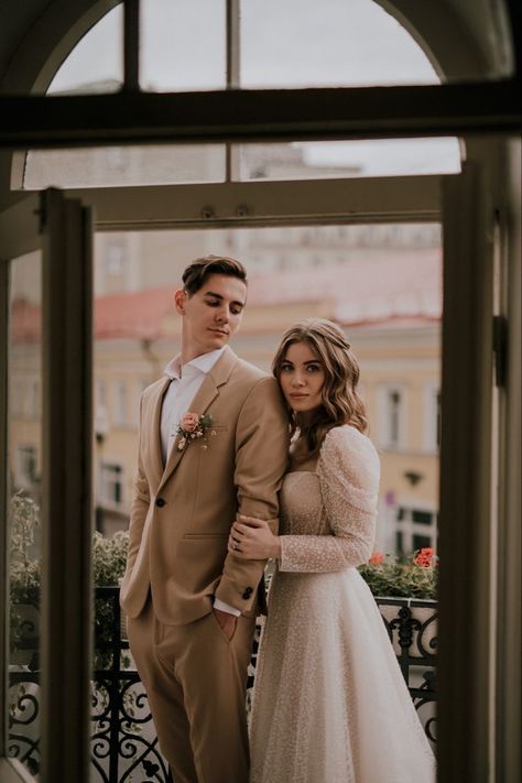 Pre Wedding Vintage Style, Civil Wedding Photoshoot Photo Ideas, Civil Wedding Poses, Outdoor Wedding Photography Poses, Civil Wedding Photo Ideas, Outdoor Wedding Poses, Court Wedding Photoshoot, Classic Couple Photoshoot, Civil Wedding Photoshoot