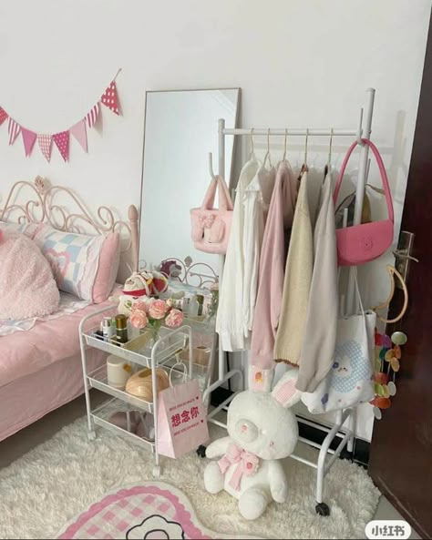 Pink Aesthetic Decoration, Pink Cute Room, Room Pink Aesthetic, Room Inspo Desk, White Pink Aesthetic, Bedroom Korean, Bedroom Preppy, Angels Figurines, Korean Apartment