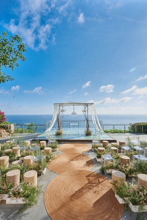 Introducing a beautiful new wedding theme – the Air Wedding, created by Tirtha decoration service Hanamizuki by Tirtha at Tirtha Uluwatu in Bali! This romantic and sustainable design will be launched in 2022 to fulfill the destination wedding dream you’ve been waiting for. » Praise Wedding Community Tirtha Uluwatu Wedding, Beachside Wedding Decor, Beachside Wedding, Ocean Wedding, Bali Beaches, Water Wedding, Dream Wedding Decorations, Wedding Concept, Dream Destination Wedding