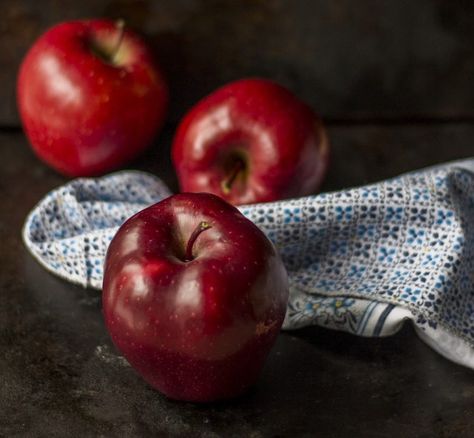 Red Delicious Apples Weren’t Always Horrible - New England Today Apple Still Life, New England Food, Paint Still Life, Apples Photography, England Food, Apple Photography, Apple Benefits, Red Delicious Apples, Apple Photo