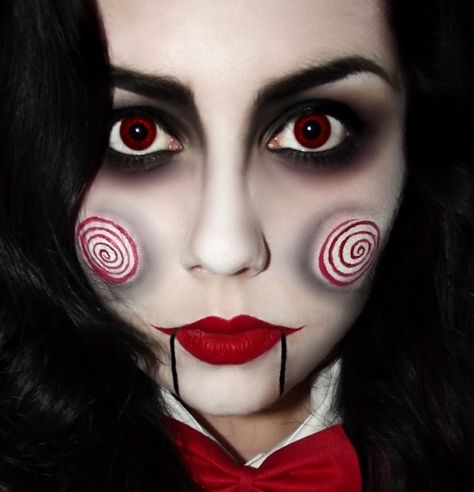 Idées maquillage Halloween Jigsaw film épouvante Saw - 2018 Meilleur Blog d'Essai de Lentilles de Couleur sur Solution-Lentilles.com - Idées maquillage Halloween Jigsaw film épouvante Saw     Dans la série des personnages cinématographiques les plus cruels Jigsaw appelé également le tueur au puzzle tient le haut du pavé. Ce tortionnaire pervers hante certainement les pires cauchemars des spectateurs qui ont vu l'un des films de la série « Saw ». Ce boucher à l’imagination sans limite portant un Saw Makeup, Jigsaw Makeup, Halloween Zombie Makeup, Jigsaw Costume, Jigsaw Halloween, Saw Halloween, Halloween Makeup Kits, Halloween Make-up Looks, Halloween Eye Makeup