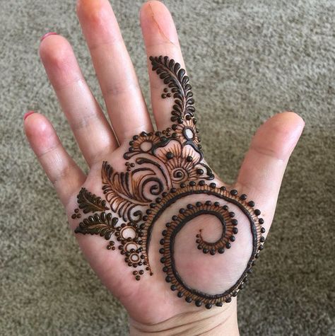 Henna art Front Mehendi Designs, Mehendi Designs Beautiful, Mehendi Designs Front Hand, Simple Henna Patterns, Palm Mehndi Design, Tato Henna, Henna Tattoo Designs Hand, Mehndi Designs Bridal Hands, Latest Henna Designs