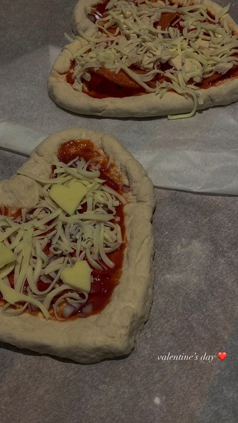 Heart Pizza Valentines, Mini Pizza Aesthetic, Heart Shaped Pizza Aesthetic, Homemade Heart Pizza, Heart Pizza Recipe, Homemade Pizza Aesthetic, Heart Pizza Aesthetic, Heart Pizzas, Valentines Pizza