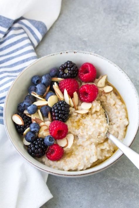 10 Hot Breakfasts Perfect For Cold Mornings Loaded Oatmeal, Healthy Hearty Breakfast, Make Ahead Oatmeal, Oatmeal Toppings, Healthy Foods To Make, Steel Cut Oatmeal, Steel Cut Oats, Oats Recipes, Make Ahead Breakfast