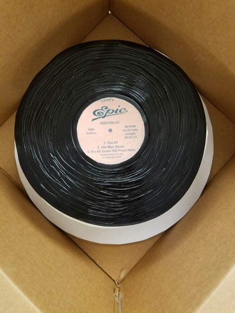 50th Birthday Cake Aesthetic, Concert Cake Ideas, Record Cakes Vinyl, Vinyl Record Cookies, Vinyl Record Cake Ideas, Vinyl Record Birthday Cake, Vinyl Cake Ideas, Vinyl Party Decorations, Vinyl Birthday Cake