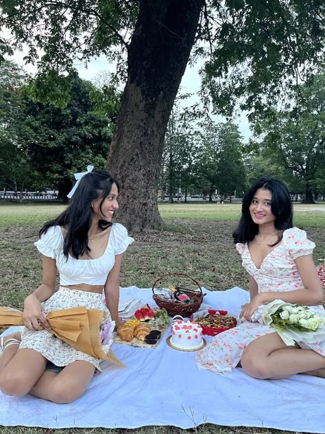 picnic, cottagecore Valentines Picnic Outfit, Floral Picnic Outfit, Cottagecore Picnic Outfit, Picnic Outfits Aesthetic, Picnic Outfit Spring, Picnic Picture Ideas, Cute Picnic Outfits, Picnic Aesthetic Outfit, Picnic Fits