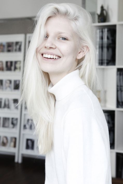 White hair Albino Model, Long White Hair, Fashion Gone Rouge, Super Hair, Natural Blondes, White Blonde, Smile Girl, Pale Skin, Model Fashion