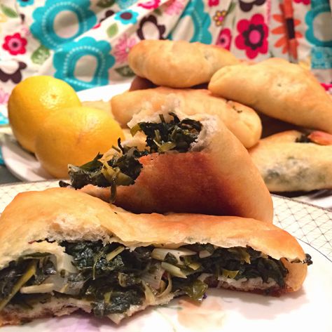 Syrian Meat Pies, Spinach Pies Lebanese, Spinach Fatayer Recipe, Sfouf Lebanese, Sambousek Recipe Arabic Food, Lebanese Spinach, Spinach Pies, Arabisk Mad, Syrian Food