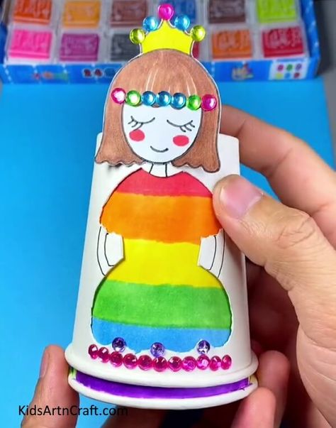 DIY Paper Cup Changing Dress Doll Craft Trick for Kids Check more at https://www.kidsartncraft.com/paper-cup-dress-doll-tutorial/ Crafts Kindergarten, Coffee Cup Crafts, Paper Tea Cups, Paper Cup Crafts, Recycling For Kids, Cup Dress, Recycling Activities, Recycled Crafts Kids, Baby Sensory Play