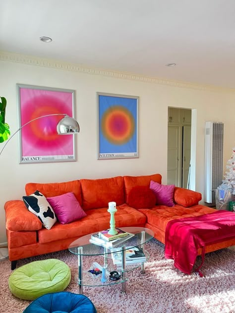 Gallery Wall Ideas Funky, Orange Modern Bedroom, Street Style Aesthetic Apartment, Rug Couch Placement, Funky Living Room Aesthetic, Living Room Decor Ideas Colorful, Cozy Colorful Apartment Aesthetic, Fun Colorful Home Decor, Color Full Living Room