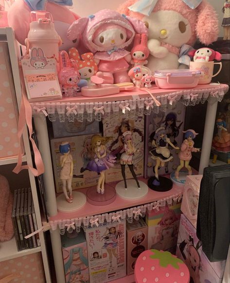 Internet Yamero, Cutecore Room, Pink Bookshelves, Kawaii Room Ideas, Lady Kitty, Kawaii Bedroom, Otaku Room, Hello Kitty Rooms, Pink Room Decor