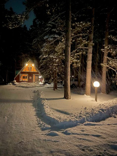 Cozy Winter Cottage Aesthetic, Winter Lodge Aesthetic, Cottagecore Winter Aesthetic, Winter Cabin In The Woods, Cozy Cabin Christmas, Cottage In Winter, Aesthetic December, Cabin Snow, Cold Aesthetic