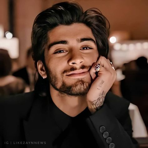 Everybody Is Listening on Instagram: “𝑰 𝒍𝒐𝒗𝒆 𝒕𝒐 𝒘𝒂𝒕𝒄𝒉 𝒚𝒐𝒖🥀 . . Follow For More : @likezaynnews . . (Use Hashtag : #likezaynnews) . . #zayn #zaynmalik #gigihadid #icarusfalls…” Zayn Malik Dp, Let Me Raise A Toast, Harry And Zayn, Best Fb Profile Pic, Zayn Malik Video, Zayn Malik Pics, Fb Profile, Pics For Dp, Khalid