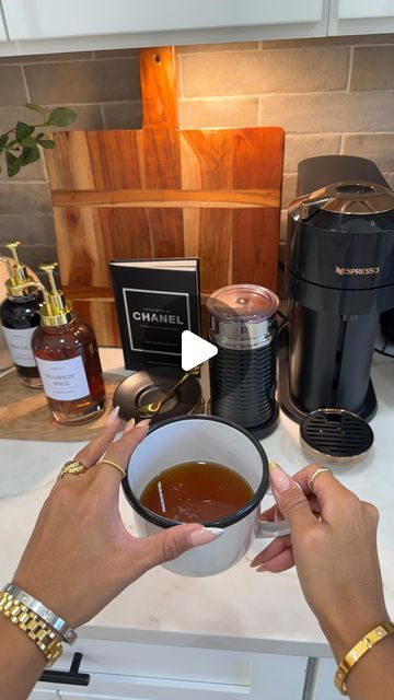 Tatiana Angel 🇨🇴 Makeup Artist on Instagram: "Aesthetic kitchen corners ✨ Coffee Station edition ☕️💕. Next on the agenda is just becoming a bomb barista 😂

Vertuo Next @nespressousa @nespresso 
Decor: @homesense_us @homegoods @target @targetstyle @amazon
Button up: @targetstyle 
Jeans: @primark @primark.usa 
White tank: @ardene 
Sneakers: black sambas @adidas" Keurig Pod Storage Ideas, Nespresso Decor, Nespresso Coffee Station Ideas, Coffee Corner Aesthetic, Nespresso Aesthetic, Nespresso Coffee Bar Ideas, Corner Coffee Station, Black Sambas, Kitchen Corners