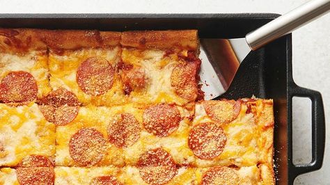 Make homemade deep dish pizza the easy way–in a casserole dish! Pillsbury Pizza Dough, Deep Dish Pizza Casserole, Pillsbury Pizza, Pizza Casserole, Best Casseroles, Deep Dish Pizza, Weak In The Knees, Easy Pizza, Pizza Pizza