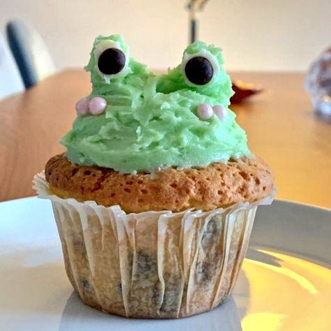 Frog Food, Frog Cupcakes, Dark Chocolate Desserts, Aesthetic Frog, Frog Cake, Cute Cake, Cute Baking, Pretty Dessert, Pretty Birthday Cakes