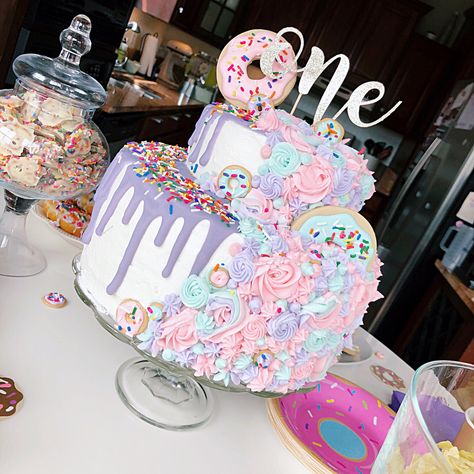 1st Birthday Donut Cake, Donut Buffet Table, The Sweet One Birthday Party, Babygirl First Birthday Themes, Donut Party Cake, Two Sweet Birthday Party Cake, Sweet One Birthday Food Ideas, Sweet One Birthday Ideas, Donut Theme Birthday Cake