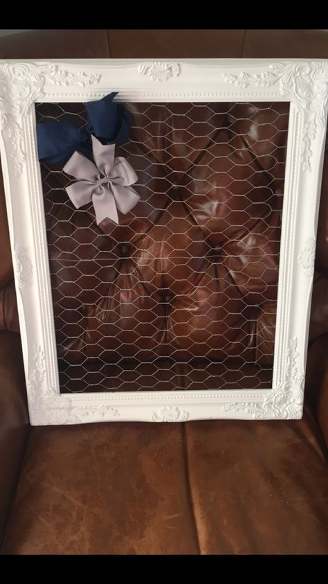 DIY hair bow holder made with chicken wire and a picture frame Picture Frame Bow Holder, Wire Picture Frame, Chicken Wire Picture Frame, Diy Hair Bow Holder, Picture Frame Diy, Diy Bow Holder, Hair Bow Display, Bow Display, Ribbon Flower Tutorial