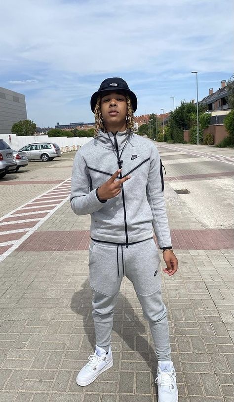 Nick Tech Fleece, Uk Drip, Nike Tech Fleece, Nike Tech, Tech Fleece, Grey Nikes, Nike Outfits, Personal Style, Guitar