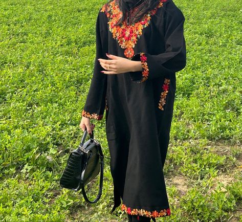 Kurta In Winter Outfit, Kashmiri Phiran Outfit, Winter Desi Outfits, Pheran Kashmiri Dress, Pheran Designs, Kashmiri Clothing, Kashmiri Outfit, Kashmiri Outfits For Women, Kashmiri Kurti