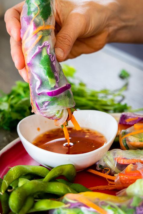 VEGAN RICE PAPER ROLLS WITH SWEET CHILI DIPPING SAUCE Rice Paper Dipping Sauce, Vegan Rice Paper Rolls, Chili Dipping Sauce, Cooking Veggies, Rice Paper Wraps, Sweet Chili Dipping Sauce, Thai Chili Sauce, Rice Rolls, Vegetable Spring Rolls