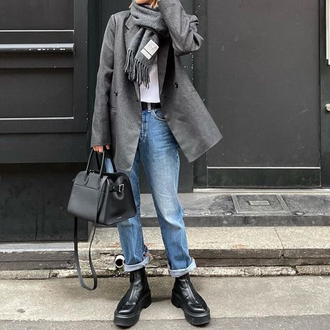 Row Boots Outfit, The Row Boots Street Style, The Row Bag Street Style, The Row Zipped Boots Outfit, The Row Boots Outfit, The Row Bag Outfit, Zipper Boots Outfit, Chunky Boots Outfits, The Row Outfits