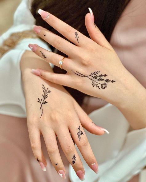 #henna #mehndi #ArabicMehndi #dailyinfotainment Henna Style Tattoos, Small Henna, Hand Mehndi Designs, Mehndi Designs Simple, Pola Tato, Cute Henna, Tato Henna, Finger Henna Designs, Designs Mehndi