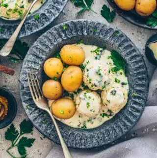 Vegan German Meatballs in White Sauce (Königsberger Klopse) - Bianca Zapatka | Recipes German Meatballs, Chocolate And Raspberry Tart, Vegan Vanilla Cake, Vegan Ground Beef, Sweet Potato Skins, Vegan Lasagna, Vegan Meatballs, Vegan Roast, Vegan Cake Recipes