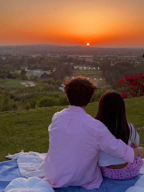 Sunset picnic Sunrise Date Aesthetic, Sunrise Date Ideas, Cute Couple Picnic Photos, Spring Date Aesthetic, Garden Date Aesthetic, Cute Couple Picnic, Sunset Date Aesthetic, Couple On Picnic, Couple Picnic Aesthetic