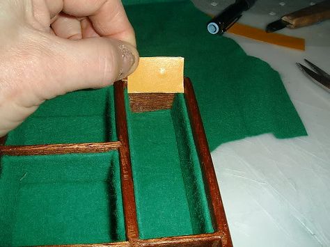 Lining Your Jewelry Box With Felt - Tutorial - by stefang ... Diy Jewellery Box Ideas, Diy Jewlery Box, Diy Purse Making, Jewelry Box Makeover, Leather Jewelry Box, Jewelry Box Diy, Jewellery Box Making, Diy Makeover, Diy Carpet