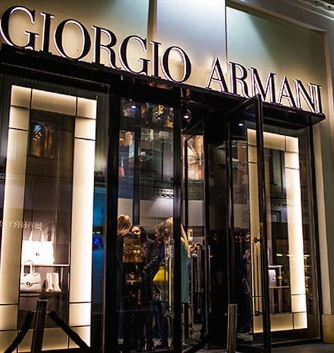 You feel amazed by some luxury store doors? Come see our selection! #luxurystoredoors #hardwaredesign #hardwareideas Giorgio Armani Aesthetic, Armani Aesthetic, Armani Store, Armani Shop, Jewelry Shop Display, Armani Hotel, Shop Facade, Salon Suites Decor, Takeshi Kaneshiro