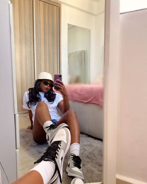 Mirror Pics Sitting Down, Mirror Selfie Poses Sitting On Floor, Floor Mirror Pics Poses, Floor Mirror Pics, Sitting Mirror Poses, Sitting Down Mirror Poses, Poses To Show Off Shoes, Sitting Mirror Selfie, Sitting Down Pose